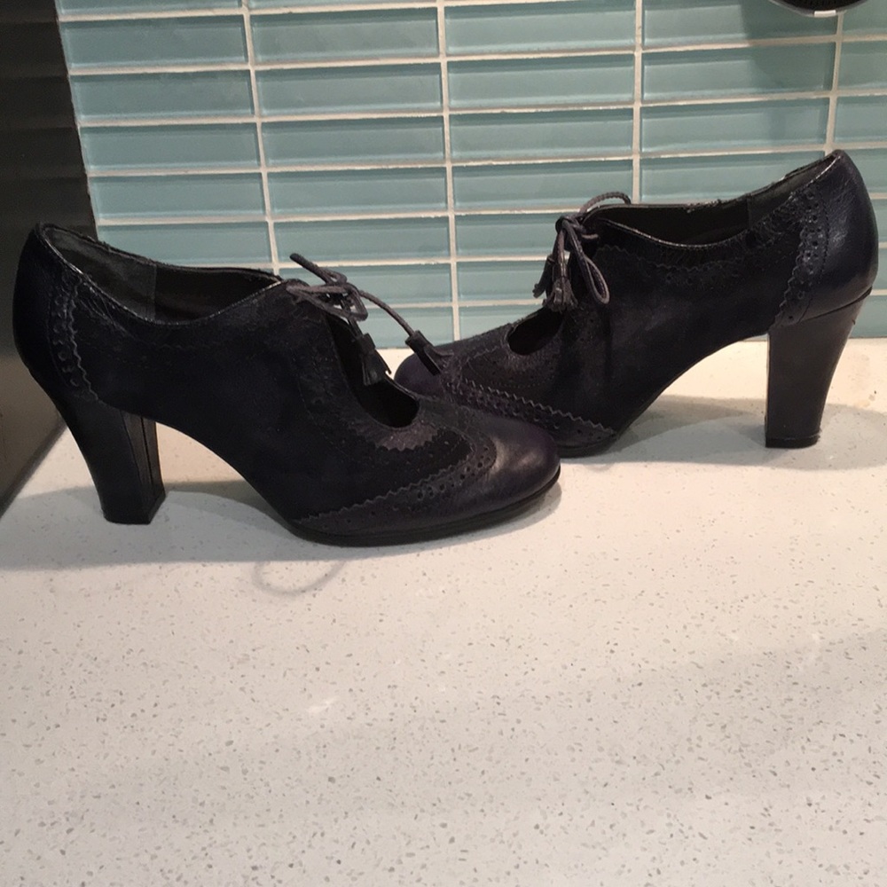 Aerosoles cute navy suede and leather pumps.